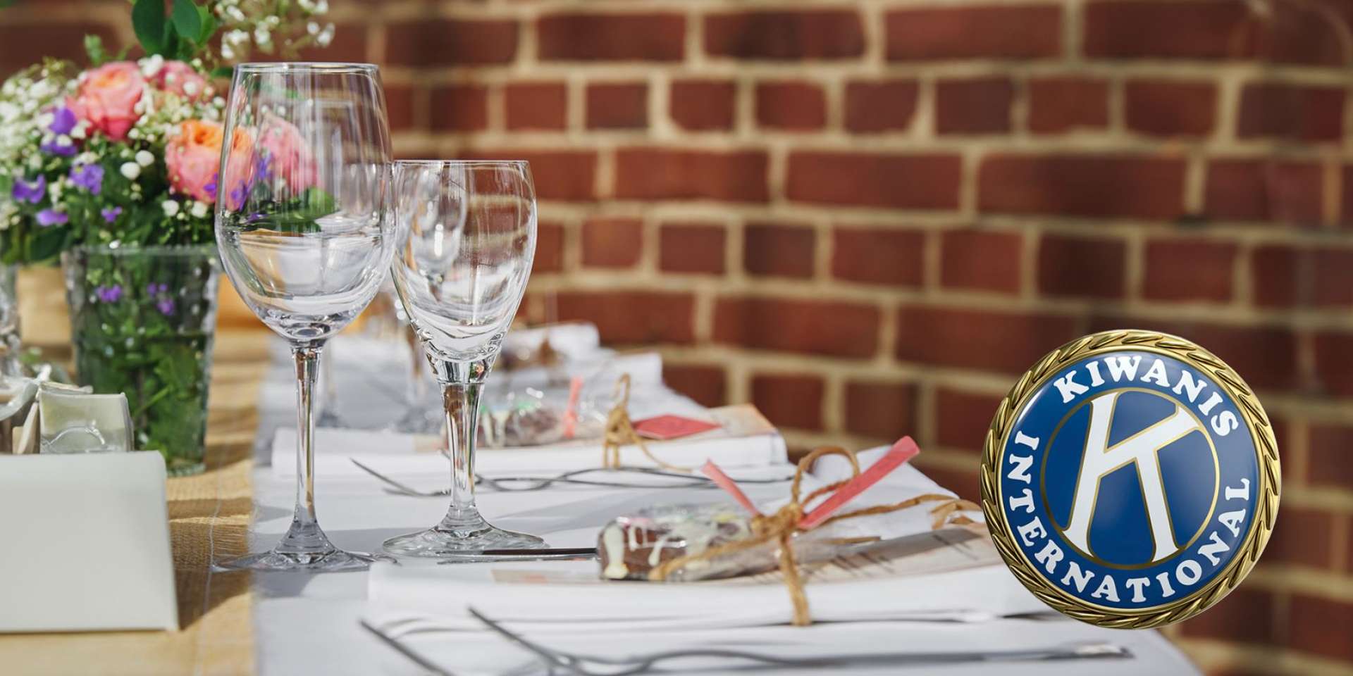 Kiwanis Festlicher Tisch mit Logo